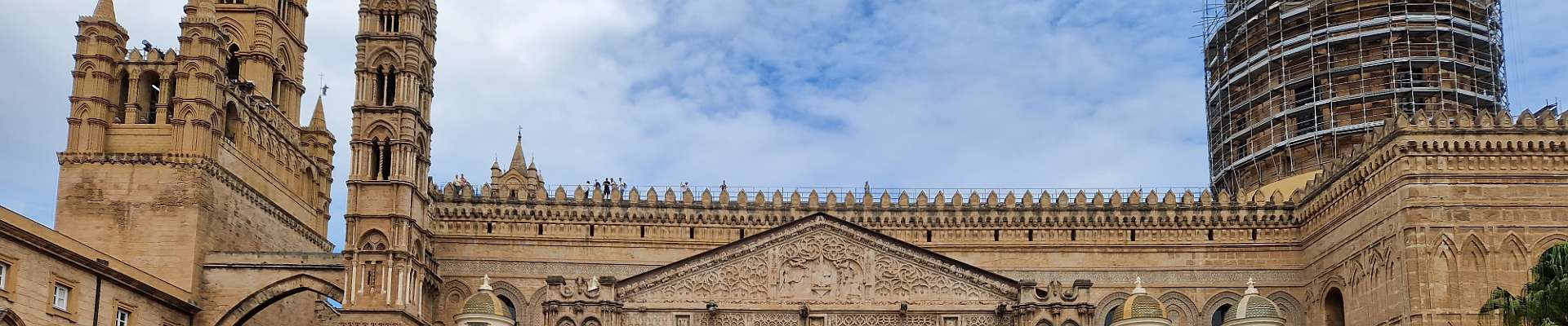 Visitiamo la Cattedrale di Palermo poi una passeggiata al caratteristico Mercato di Ballarò, e dopo si va a pranzo