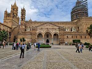 Visitiamo la Cattedrale di Palermo poi una passeggiata al caratteristico Mercato di Ballarò, e dopo si va a pranzo